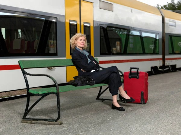 Mogen Kvinna Tågstationen — Stockfoto