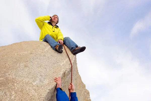 Escalador Atrasando Companheiro Alpinista — Fotografia de Stock