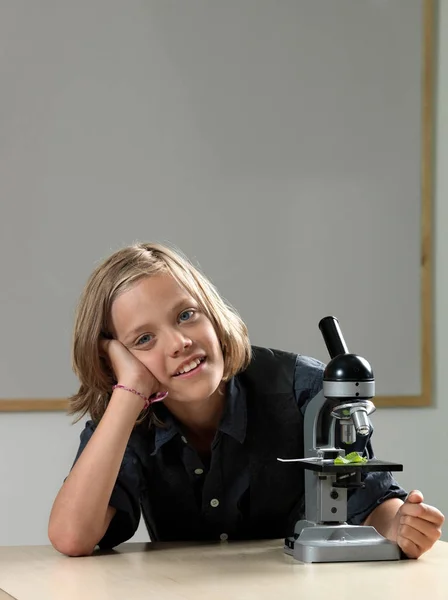 Niño Con Microscopio Mirando Cámara Aula — Foto de Stock