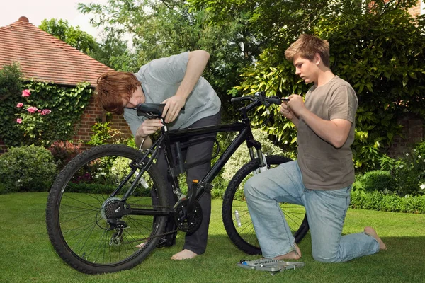 Chicos Fijando Bicicleta Juntos — Foto de Stock