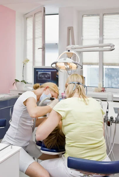 Dentista Com Paciente Assistente — Fotografia de Stock