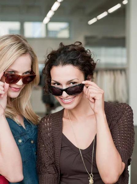 Kvinnor Shopping Försöker Solglasögon — Stockfoto