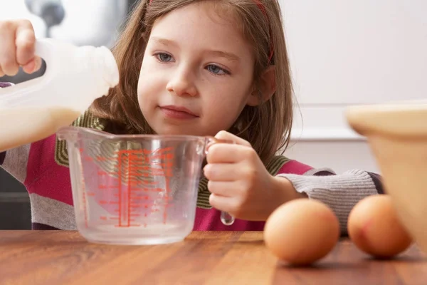 Meisje Koken Thuis — Stockfoto