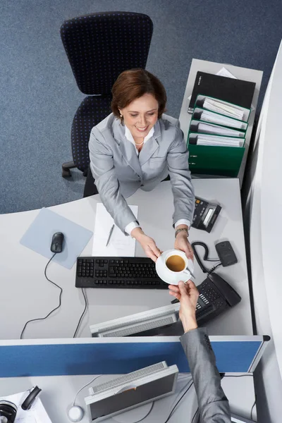 Empresária Passando Uma Xícara Café — Fotografia de Stock