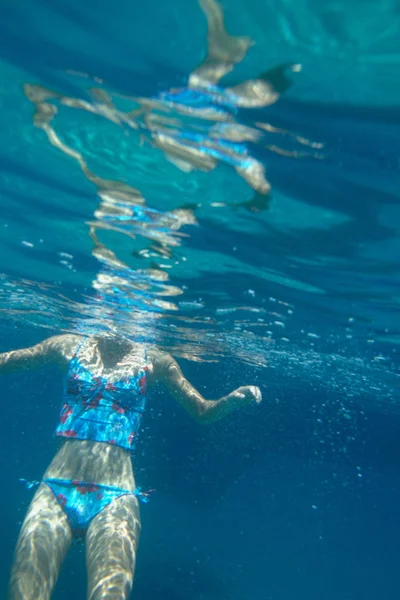 Женщина Плавает Выстрел Воды — стоковое фото