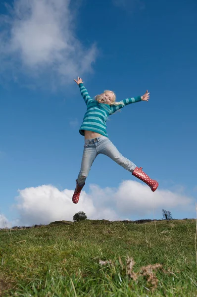 Chica Saltando Colina — Foto de Stock