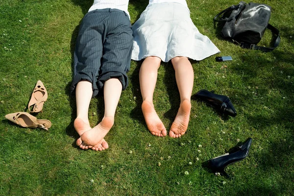 Abgeschnittenes Bild Von Nackten Füßen Von Geschäftsfrauen Gras — Stockfoto