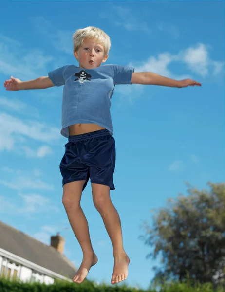 Niño saltando en trampolín — Foto de Stock