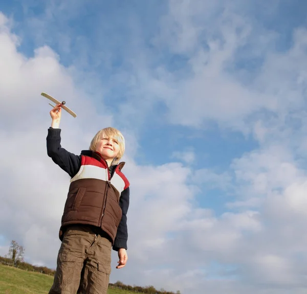 Kırsalda Oyuncak Uçağı Olan Genç Bir Çocuk — Stok fotoğraf