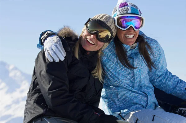 Mujeres Snowboarders Sonriendo Sonriendo — Foto de Stock