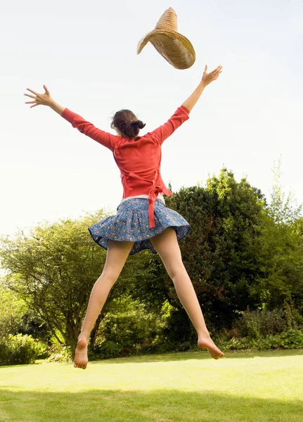 空を飛び跳ねる女 — ストック写真