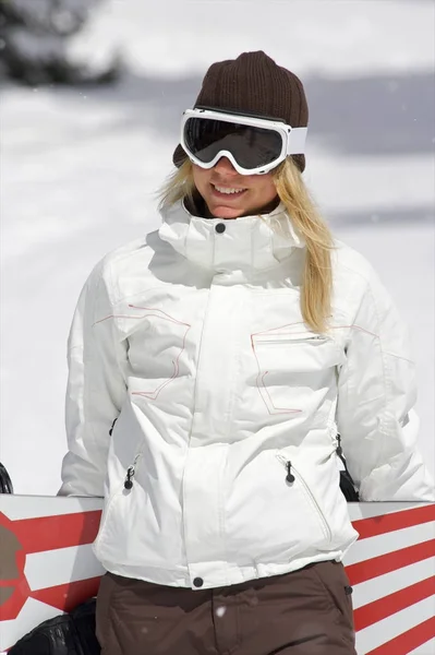 Femme Snowboarder Marche Avec Neige — Photo