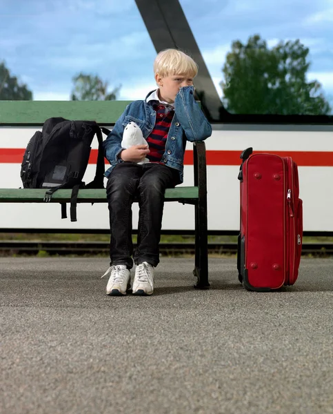 Chlapec Čekání Nádraží — Stock fotografie