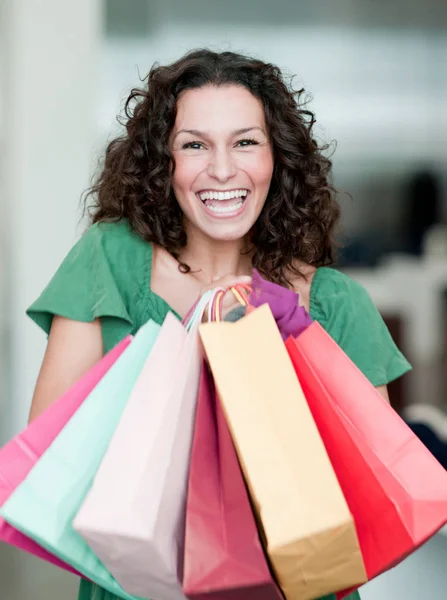 Kvinna Som Håller Shoppingväskor — Stockfoto