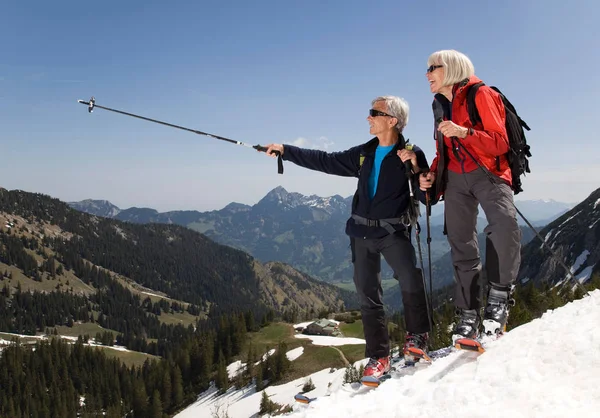 Pareja Mayor Viaje Esquí Las Montañas — Foto de Stock