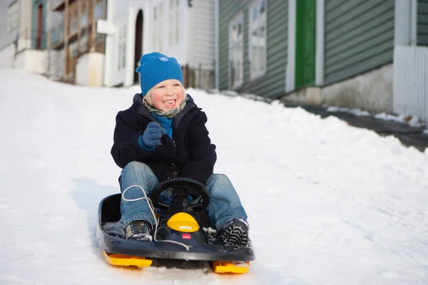 雪橇上的斯堪的纳维亚男孩 — 图库照片