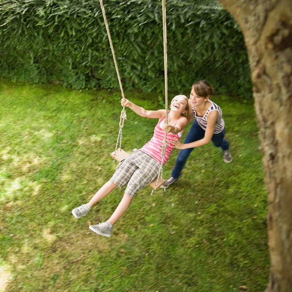 Jong Meisje Een Schommel Boom — Stockfoto