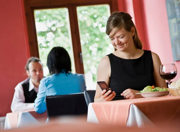 Donna Che Lavora Telefono Mentre Mangia — Foto Stock