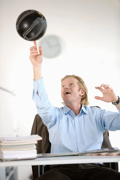 Homme Joue Avec Ballon Football Dans Bureau — Photo