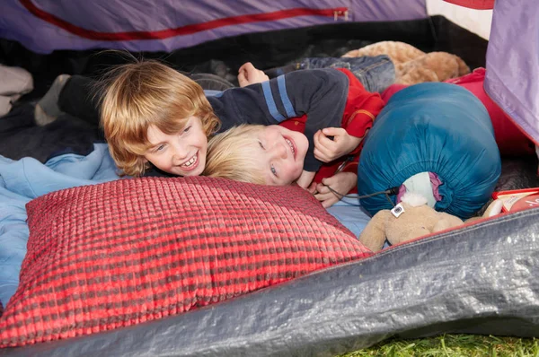 Jungen Spielen Zelt — Stockfoto