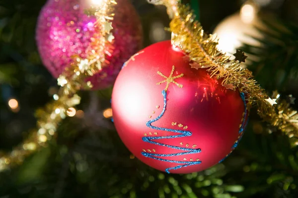 光沢のあるクリスマス ボール — ストック写真