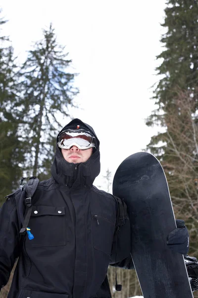 Teknik Kış Donanımlı Bir Adam Snowboard Yapıyor — Stok fotoğraf