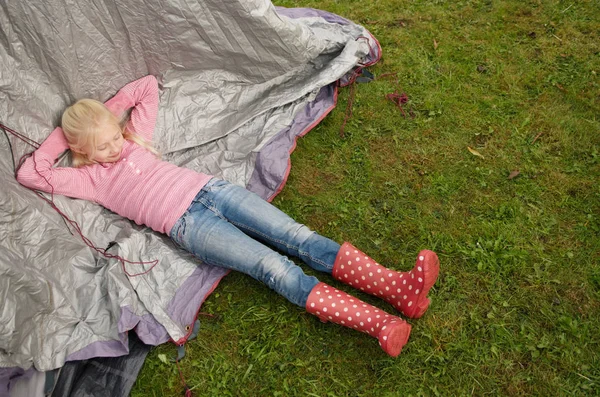 Mädchen Ruht Auf Zelt — Stockfoto