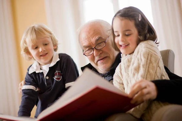 Old Man Reading Book Children — Stock Photo, Image