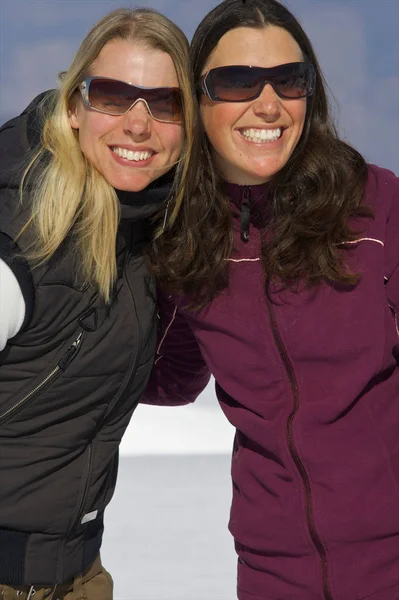 女性スノーボーダーが抱きしめて微笑む — ストック写真