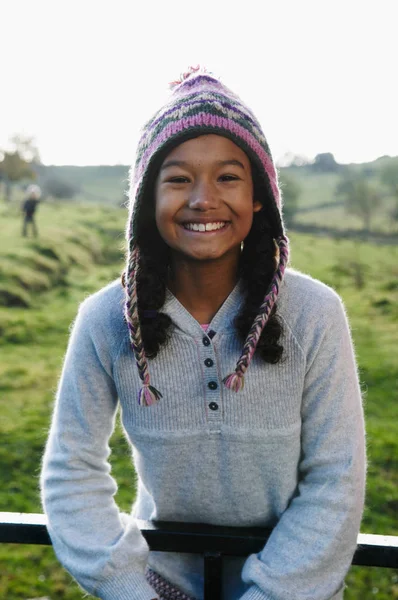 农村的一个年轻姑娘 — 图库照片