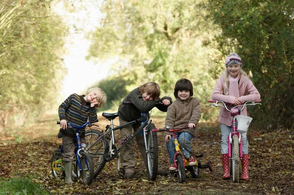 Ülke Şeridinde Bisikletli Çocuklar — Stok fotoğraf