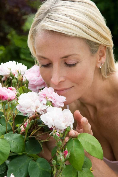 Meados Adulto Muito Caucasiano Mulher Cheirando Rosas — Fotografia de Stock