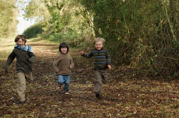 Çocuklar Kırsal Şeritten Aşağı Koşuyor — Stok fotoğraf