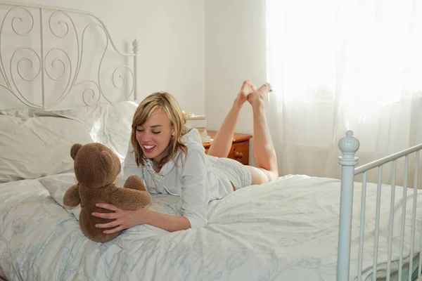 Young Beautiful Woman Lying Bed Holding Teddy Bear — Stock Photo, Image