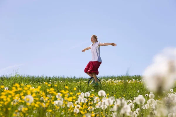 Ragazza Sella Monociclo Attraverso Prato — Foto Stock