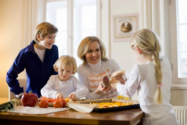 Mãe Feliz Crianças Cozinhar — Fotografia de Stock