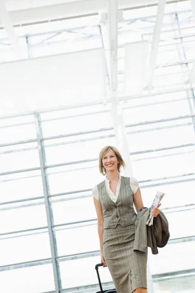 Mujer Arrastrando Una Maleta — Foto de Stock