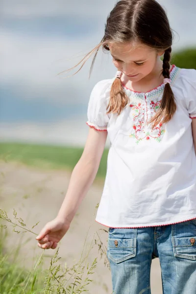 Mooi Meisje Speelt Met Gras — Stockfoto