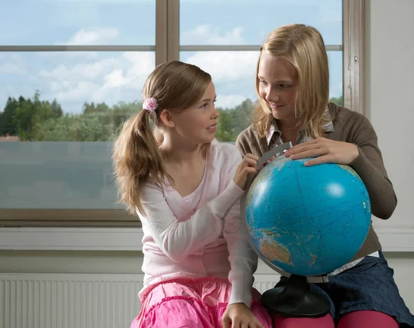 Dos Niñas Estudiando Globo Terráqueo — Foto de Stock