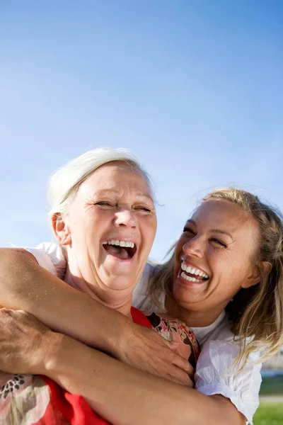 Happy Senior Mother Adult Daughter Hugging Clear Sky — Stock Photo, Image