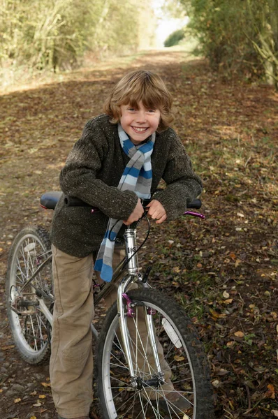 Ülke Şeritte Bisikletli Çocuk — Stok fotoğraf