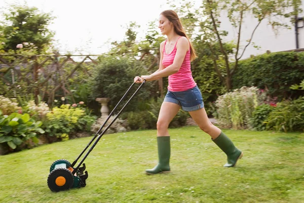 妇女割草草坪与草割草机 — 图库照片