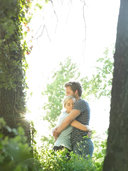 Pareja Abrazándose Bosque — Foto de Stock