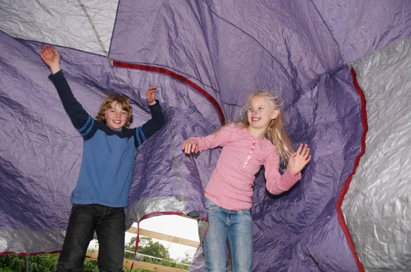 Ragazzo Ragazza Che Giocano Sotto Tenda — Foto Stock