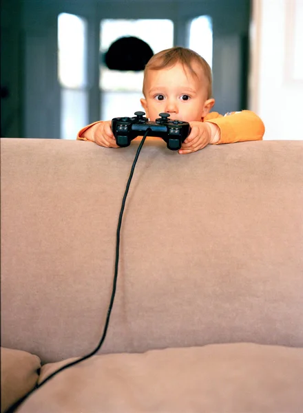 Pikkulapsi Videopeliohjaimella — kuvapankkivalokuva