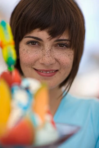 Portrét Ženy Zmrzlinou — Stock fotografie