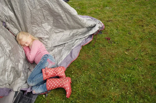 Mädchen Schläft Zelt — Stockfoto