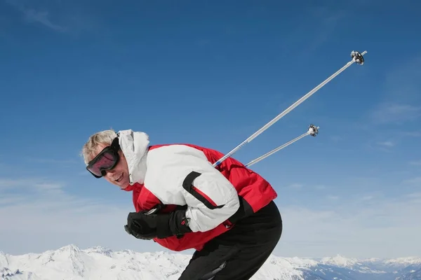 Homme Mûr Préparant Ski — Photo