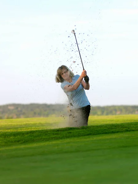 Kobieta Bunkrze Golf — Zdjęcie stockowe