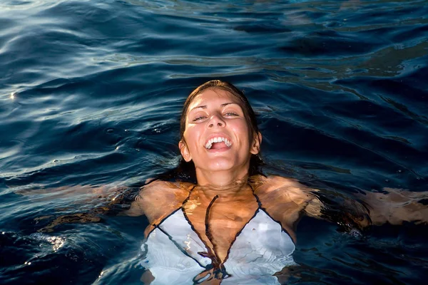 Jonge Vrouw Het Water Glimlachen — Stockfoto